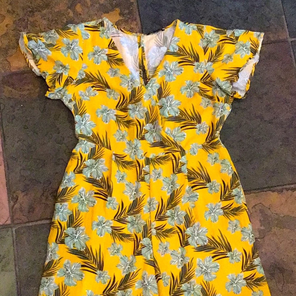 Darling warm yellow wide leg jumper. Large. like new great for casual summer fun